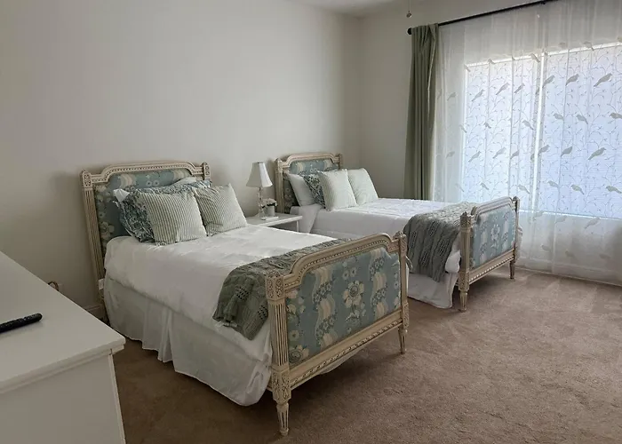 Serene Oasis Getaway W/heated Pool+outdoor Space! Holiday home