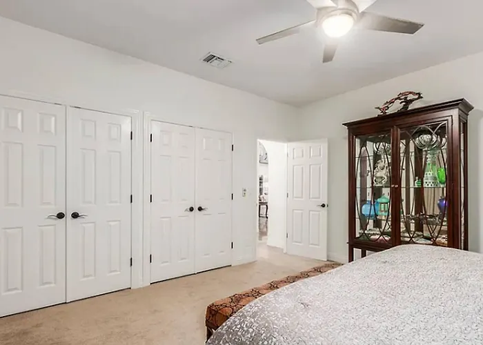 Serene Oasis Getaway W/heated Pool+outdoor Space! Holiday home *