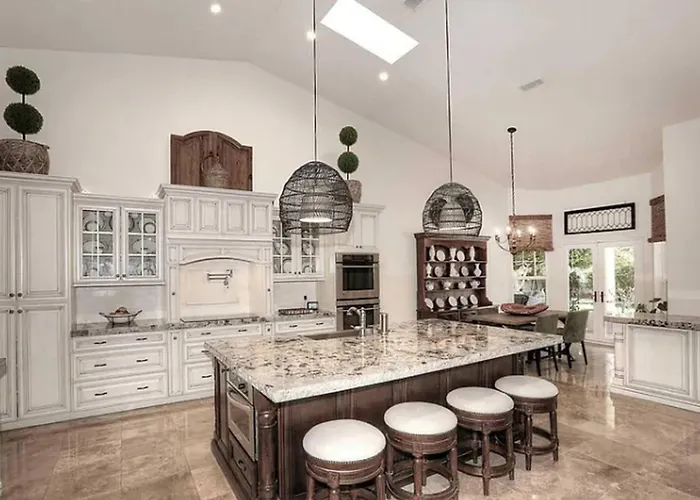 Serene Oasis Getaway W/heated Pool+outdoor Space! Holiday home