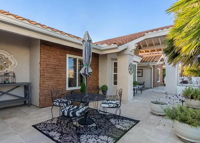 Serene Oasis Getaway W/heated Pool+outdoor Space! Holiday home *