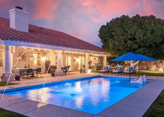 Serene Oasis Getaway W/heated Pool+outdoor Space! Holiday home *