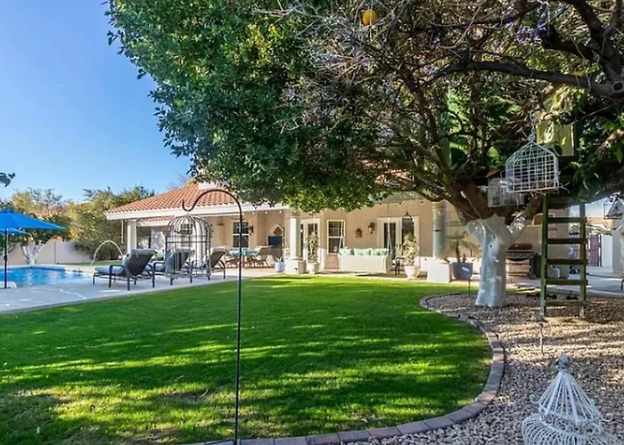 Serene Oasis Getaway W/heated Pool+outdoor Space! Holiday home *